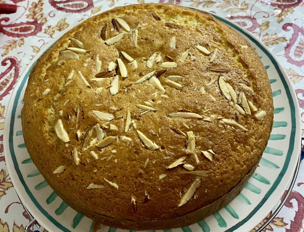 Vanilla Cake with Nuts and Raisins